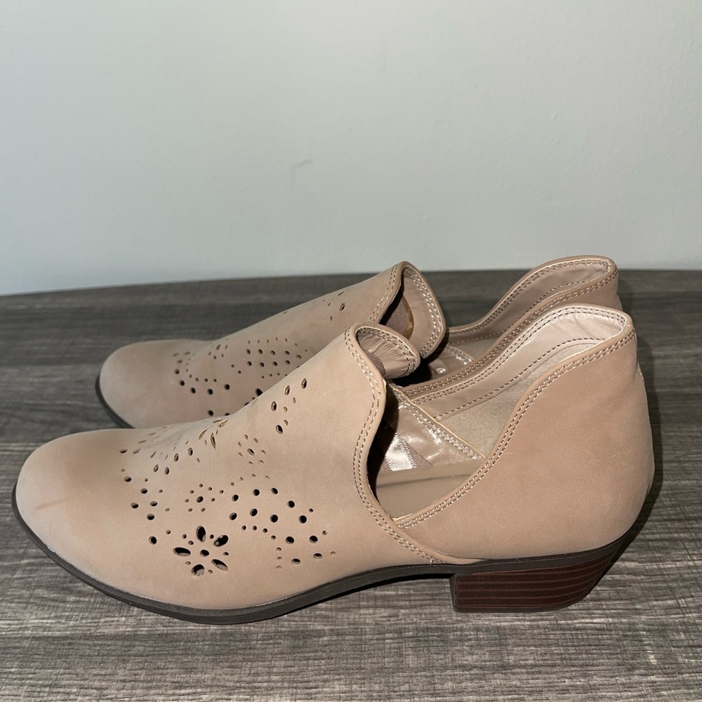 Andiamo Tan Perforated Leather Slip On Booties Size 9 - Picture 2 of 10